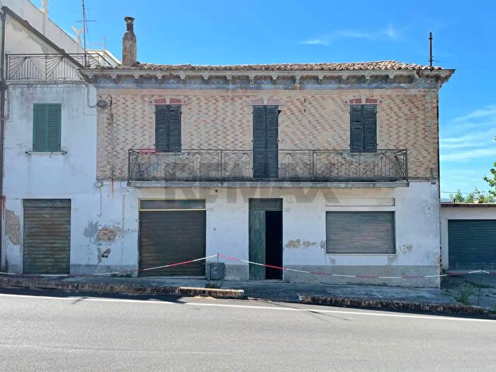 Casa con 10 locali in vendita in Belvedere Ostrense