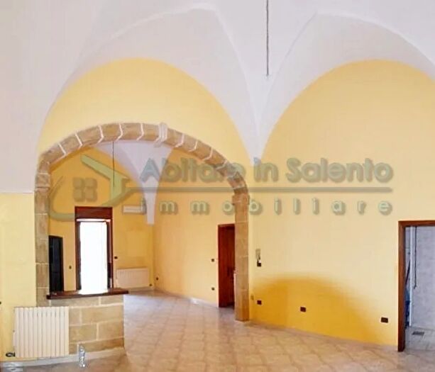 Casa con 8 locali in vendita in Alessano
