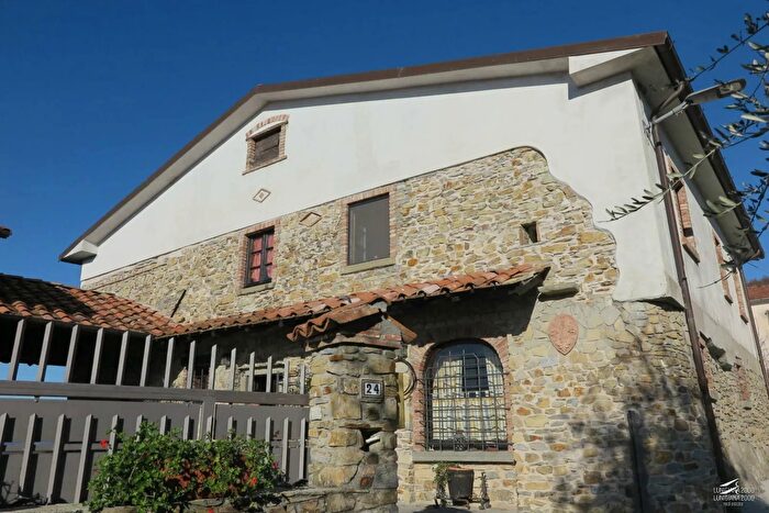 Casa con 10 locali in vendita in Fivizzano