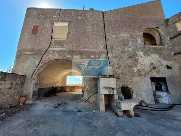 Casa con 10 locali in vendita in Noto