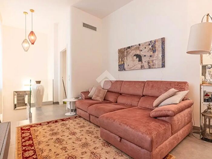 Appartamento trilocale in vendita in Via Daniele Manin, Verona