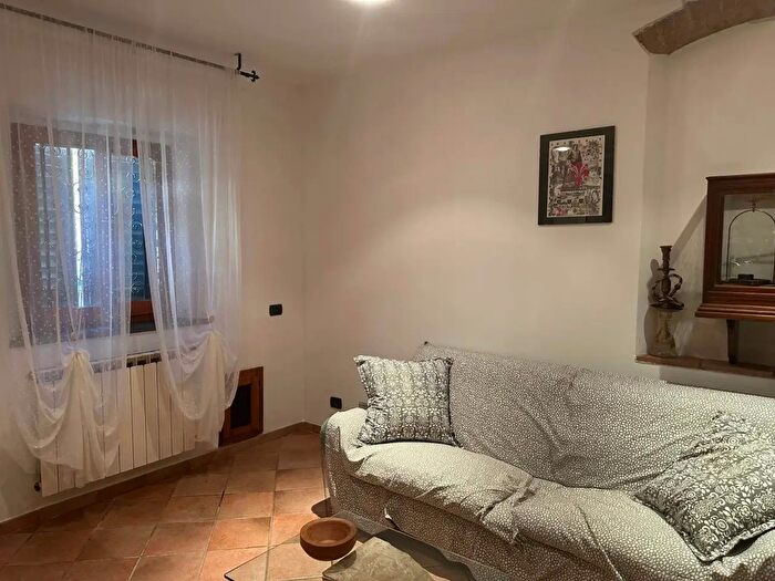 Casa quadrilocale in vendita in Campi Bisenzio