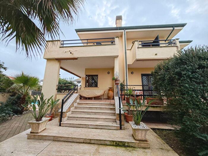Casa con 6 locali in affitto in Piazzale di Fregene, Fregene, Fiumicino