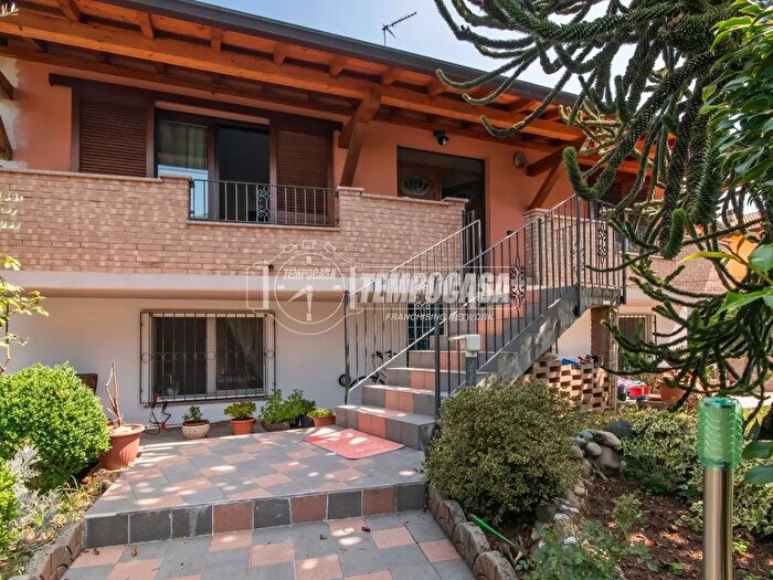 Casa con 5 locali in vendita in Mozzate