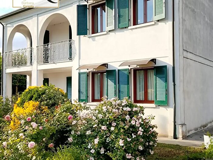 Casa con 13 locali in vendita in Ceneselli