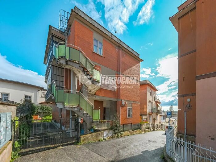 Appartamento quadrilocale in vendita in Via Tomba di Nerone, Roma