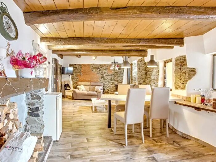 Casa con 7 locali in vendita in Piazza Castello, Maccagno con Pino e Veddasca