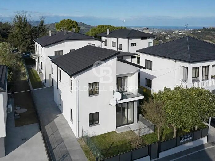 Casa con 7 locali in vendita in Via Provinciale Pesaro, Mondaino