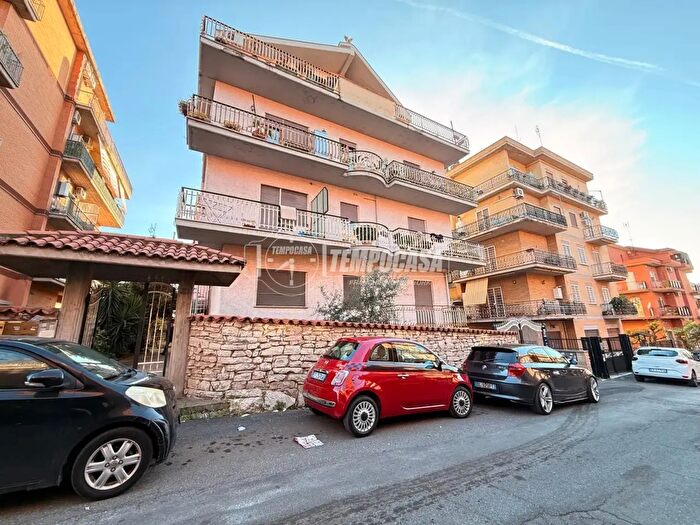 Appartamento quadrilocale in vendita in Via Rescaldina, Roma