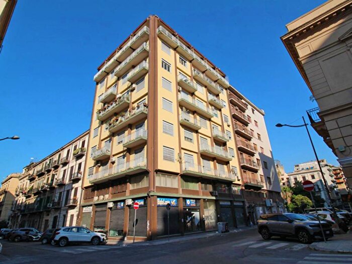 Appartamento quadrilocale in affitto in Via Michele Amari, Roma Cavour, Palermo