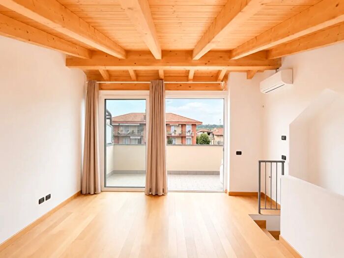 Appartamento quadrilocale in vendita in Via Monviso, Arona