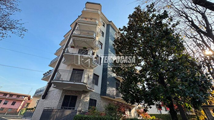 Appartamento trilocale in vendita in Viale Emilia, Cologno Monzese