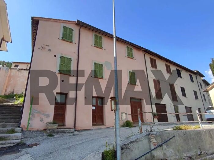 Casa con 8 locali in vendita in Voa Coderone Loc Annifo Snc, Foligno