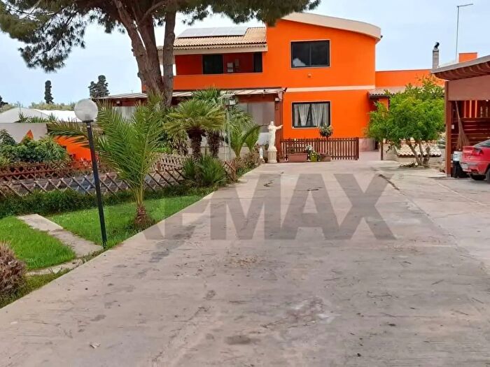 Casa con 9 locali in vendita in Via Strada per Vittoria, Vittoria