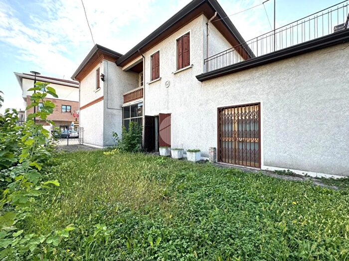 Casa con 6 locali in vendita in Via Manzoni, Martellago