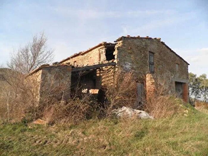 Casa con 8 locali in vendita in Montecatini Val Di Cecina