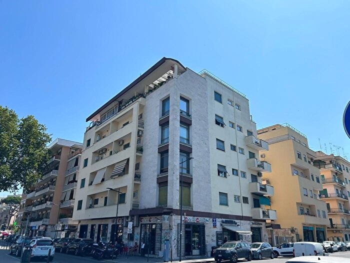 Appartamento trilocale in vendita in Via Conca dOro, Roma