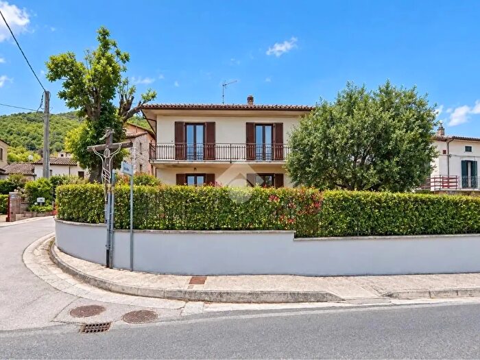 Casa con 5 locali in vendita in Via Borghetto, Fossato Di Vico