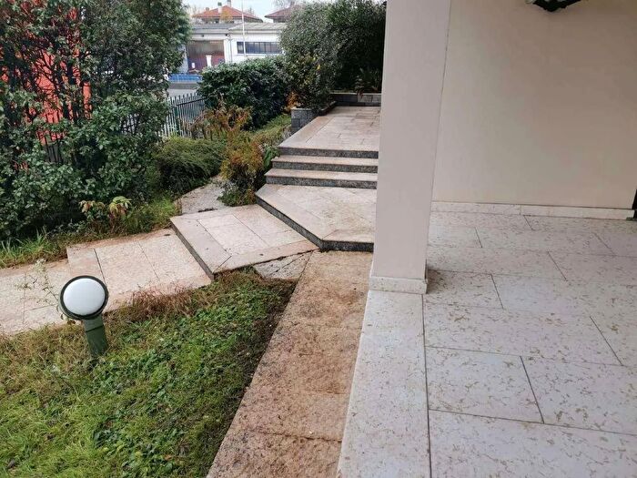 Casa con 8 locali in vendita in Vittuone, Vittuone