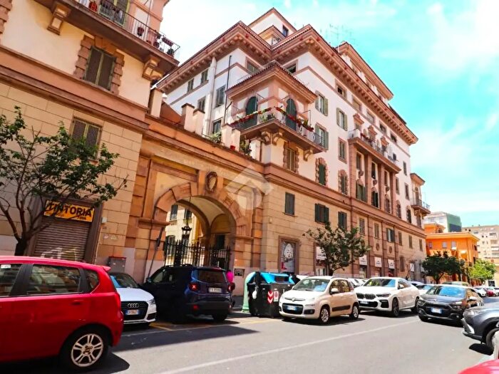 Appartamento trilocale in vendita in Via Terni, Roma