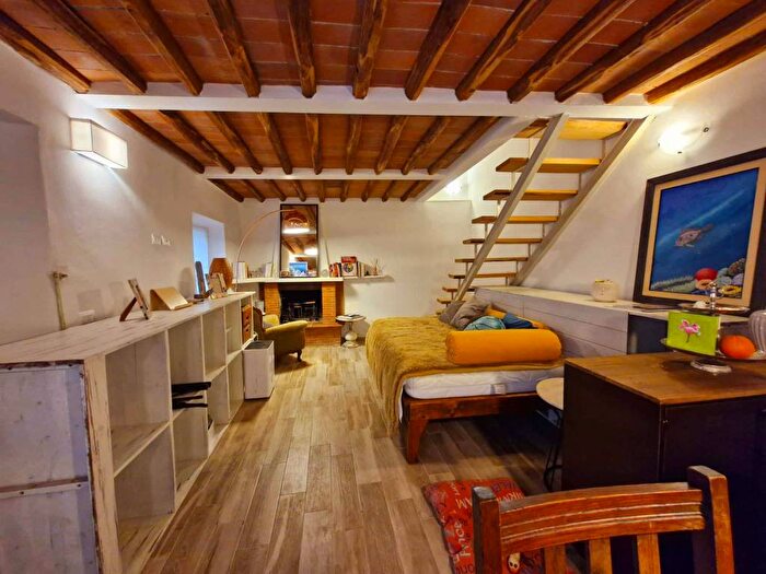 Appartamento trilocale in affitto in Via del Borgo, San Lorenzo a Vaccoli, Lucca