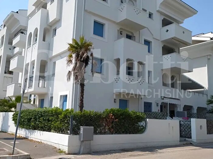 Appartamento trilocale in vendita in Via Cavour, Tortoreto