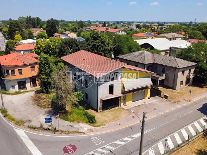 Appartamento trilocale in vendita in Via Chiesa Alberone, Cento