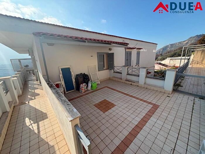 Appartamento trilocale in affitto in Via Camaldolilli, Pigna Omodeo, Napoli