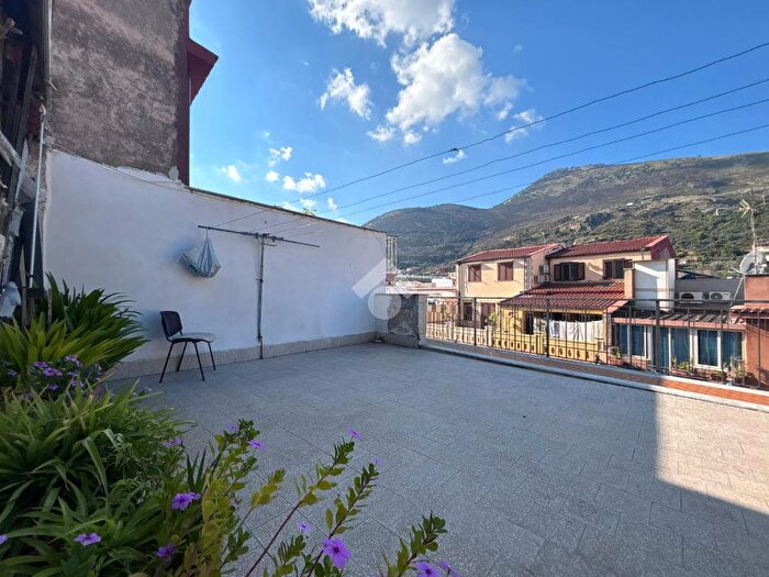 Appartamento trilocale in vendita in Via Sferracavallo, Palermo