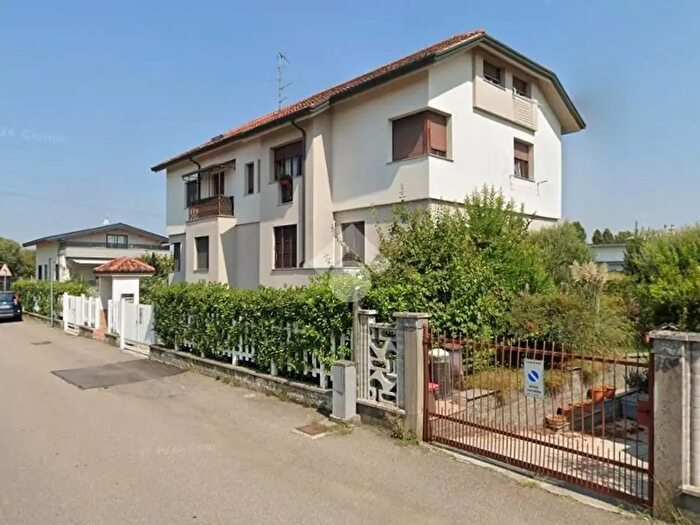 Appartamento trilocale in vendita in Via Raffaello Sanzio, Lainate