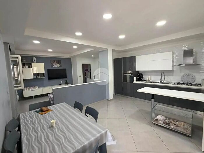 Appartamento trilocale in vendita in Viale Viscardi, Napoli