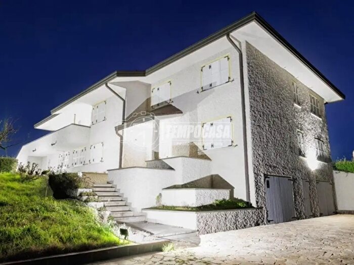 Casa con 10 locali in vendita in Torreglia