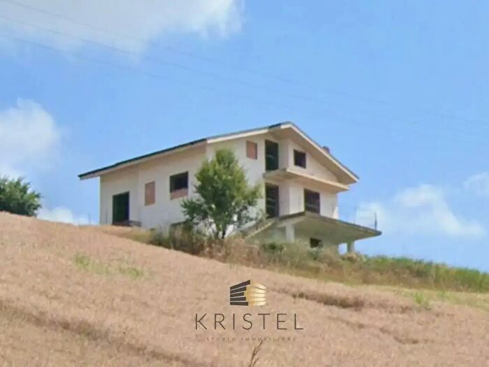 Casa con 8 locali in vendita in Via Strada Fagnano, Citta' Sant'Angelo