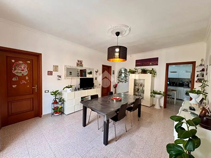 Appartamento con 6 locali in vendita in Via Cornigliano, Genova