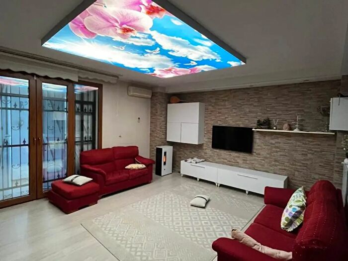 Casa con 8 locali in vendita in Novellara