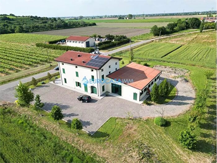 Casa con 9 locali in vendita in Via dei Cavi Carpi Mo, Carpi