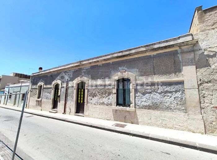 Casa quadrilocale in vendita in Riviera Dionisio Il Grande, Siracusa