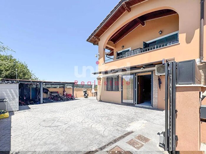 Casa quadrilocale in vendita in Via Giuseppe Dechelette, Roma