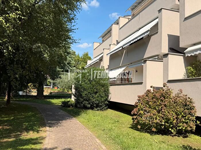 Appartamento trilocale in vendita in Via Resegone, Osnago