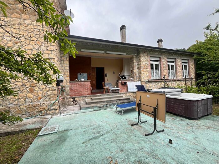 Casa con 7 locali in vendita in Pellegrino Parmense