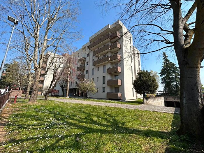 Appartamento con 6 locali in vendita in Via Alcide De Gasperi Caponago, Caponago