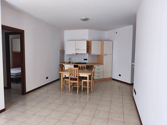 Appartamento trilocale in affitto in Borgo Roma, Verona