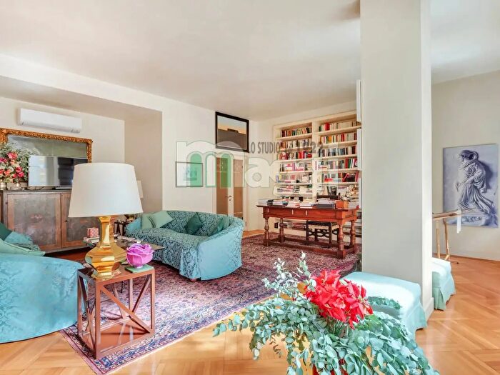 Appartamento con 11 locali in vendita in Via Visconti di Modrone, Milano