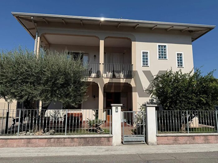Casa con 11 locali in vendita in Gazoldo Degli Ippoliti