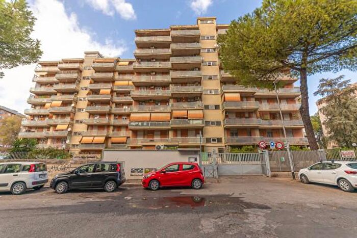 Appartamento trilocale in vendita in Via Francesco Tovaglieri, Roma