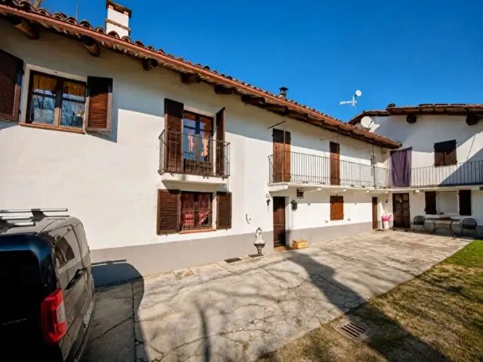 Casa con 6 locali in vendita in Corso Langhe a, Alba