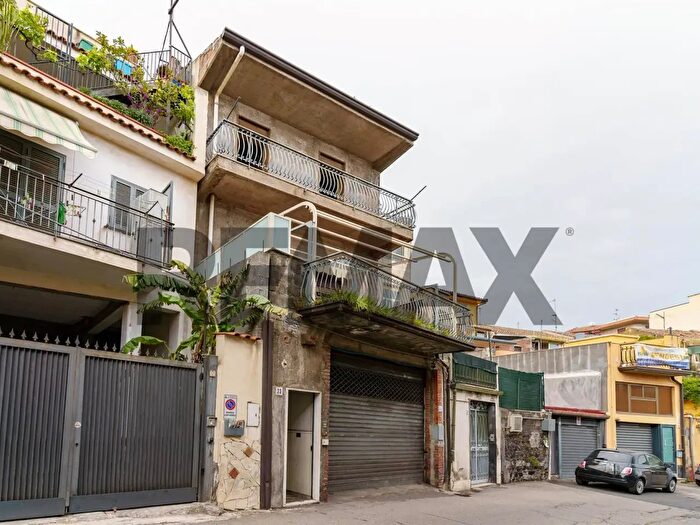 Appartamento con 5 locali in vendita in Via Acicastello, Aci Castello