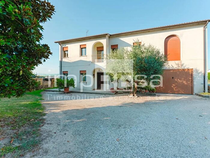 Casa con 10 locali in vendita in Spresiano