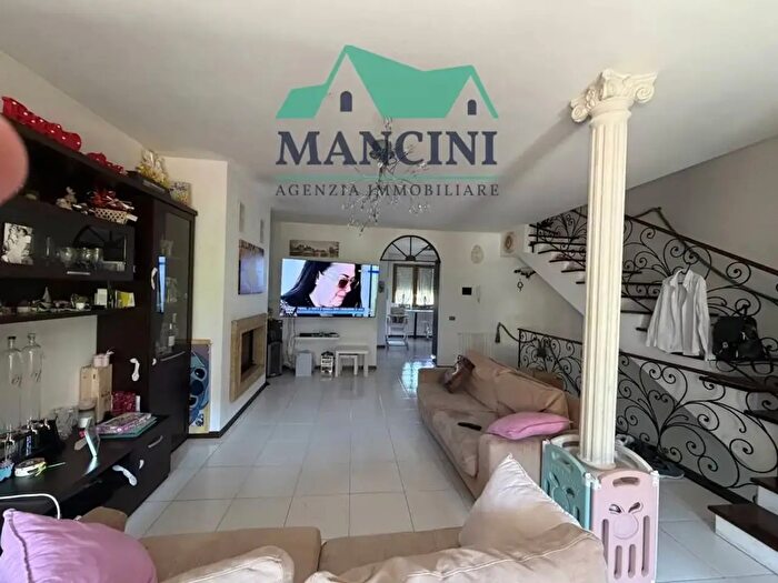 Casa con 7 locali in affitto in Ceccacci, Maiolati Spontini