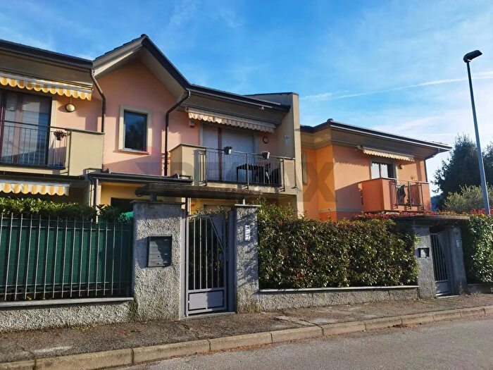 Appartamento trilocale in vendita in Laveno Mombello